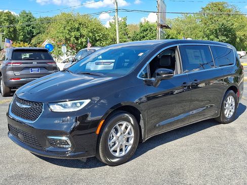 New 2026 Chrysler Pacifica Select image 3