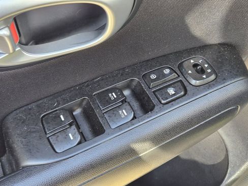 Used 2015 Kia Soul + image 26