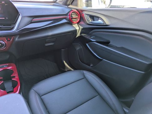 Used 2025 Chevrolet Trax RS w/ Sunroof Package image 11