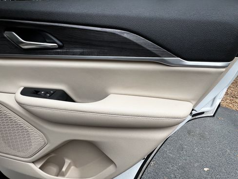 Used 2024 Jeep Grand Cherokee Limited image 39