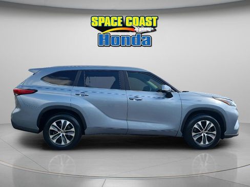 Used 2023 Toyota Highlander XLE image 2