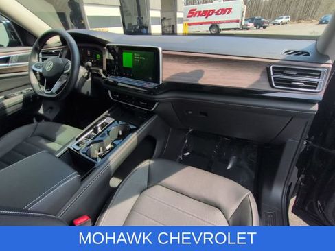 Used 2025 Volkswagen Atlas SEL image 30
