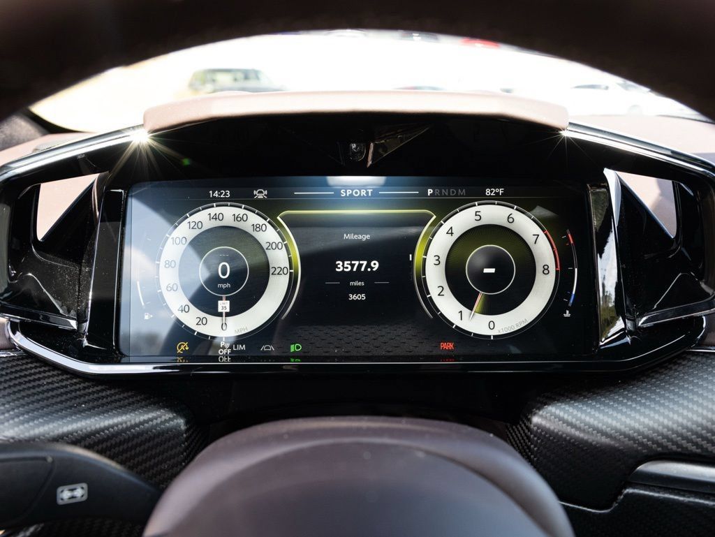 Used 2025 Aston Martin V8 Vantage Coupe RWD image 30