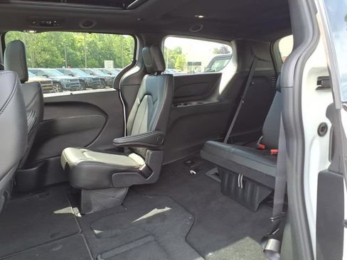 New 2026 Chrysler Pacifica Select FWD image 26