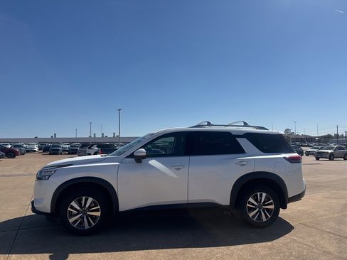 Certified 2025 Nissan Pathfinder SL image 13