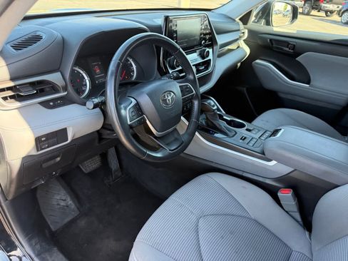 Used 2022 Toyota Highlander LE AWD/4WD image 13