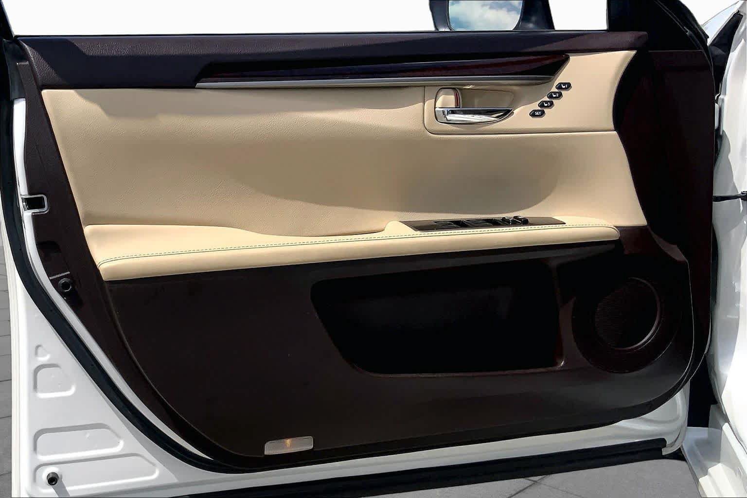 Used 2017 Lexus ES 350 w/ Luxury Package FWD image 21