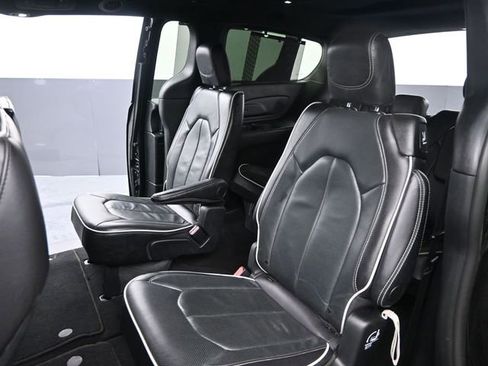 Used 2025 Chrysler Pacifica Limited image 13