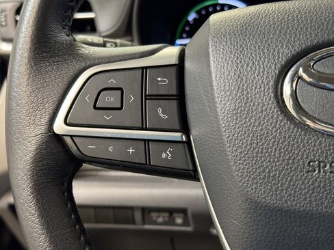 Used 2024 Toyota Sienna XLE image 32