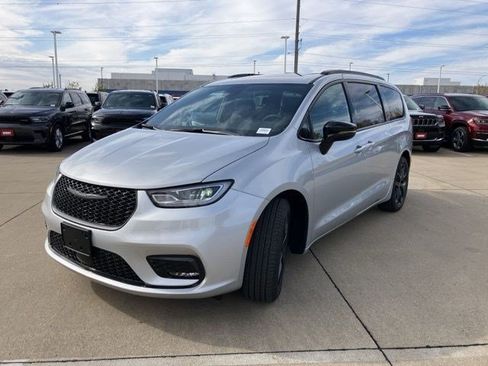 New 2026 Chrysler Pacifica Limited w/ S Appearance Package FWD image 3