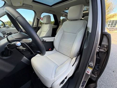 Used 2025 Land Rover Discovery Dynamic SE image 17