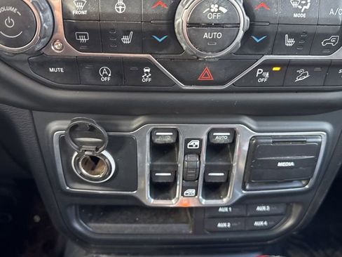 Used 2018 Jeep Wrangler Unlimited Sahara AWD/4WD image 44