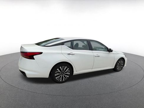 Used 2025 Nissan Altima 2.5 SV FWD image 14
