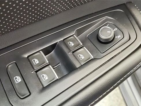 Used 2025 Volkswagen Atlas SE image 31