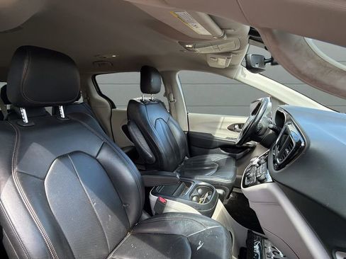 Used 2019 Chrysler Pacifica Touring-L FWD image 25