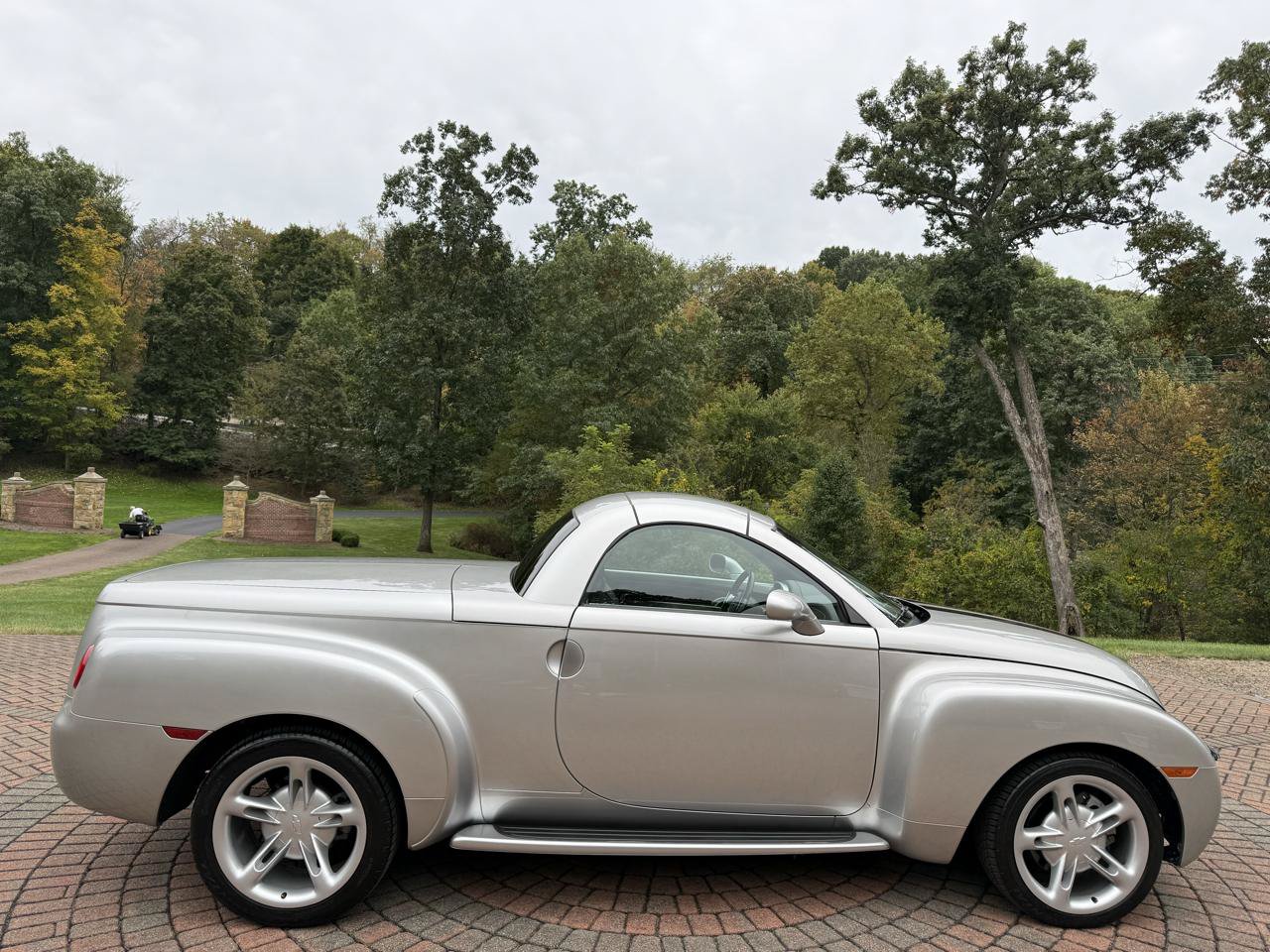 Used 2004 Chevrolet SSR w/ Preferred Equipment Group RWD image 4