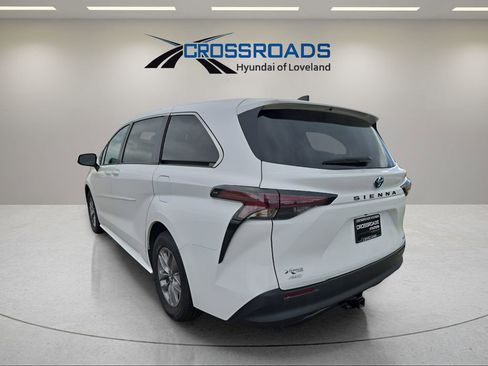 Used 2024 Toyota Sienna LE image 3