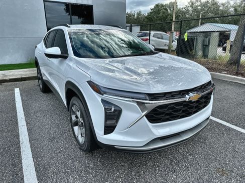 Used 2025 Chevrolet Trax LT w/ Driver Confidence Package FWD image 11