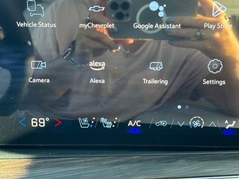 New 2025 Chevrolet Suburban Premier image 32