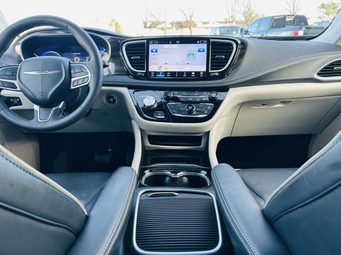 Used 2024 Chrysler Pacifica Limited image 28