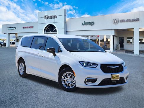 New 2026 Chrysler Pacifica Select image 1