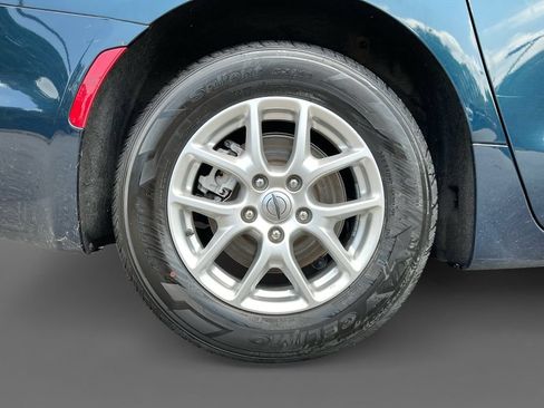 Used 2023 Chrysler Pacifica Touring-L FWD image 10