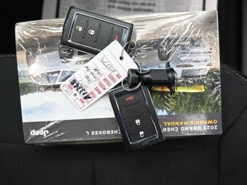 Used 2023 Jeep Grand Cherokee L Laredo AWD/4WD image 11
