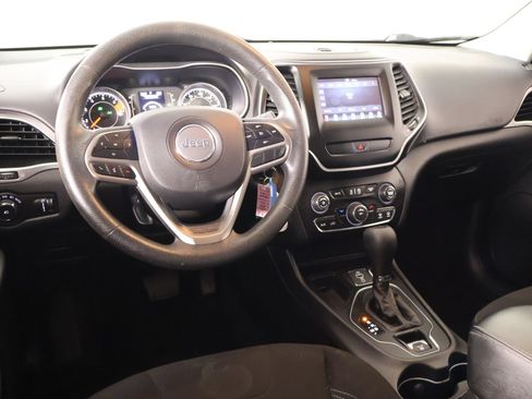Used 2019 Jeep Cherokee Latitude w/ Popular Appearance Group FWD image 2