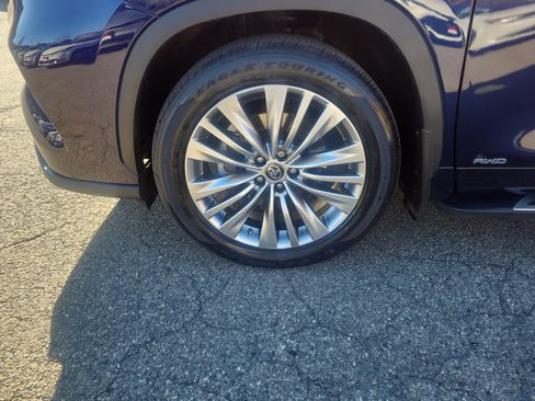 Used 2025 Toyota Highlander Platinum image 10