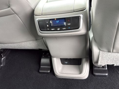 Used 2019 Toyota Highlander XLE image 12