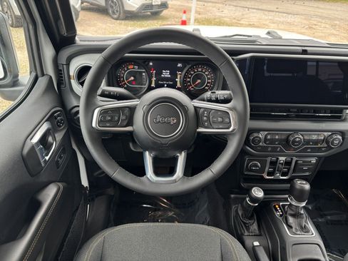 Used 2025 Jeep Wrangler Unlimited Sahara AWD/4WD image 36