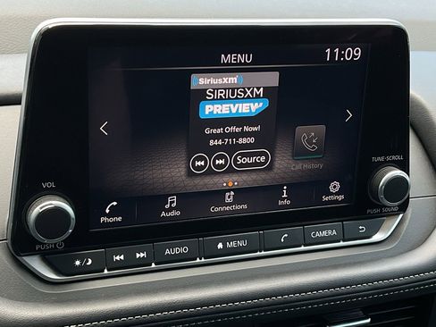 Used 2025 Nissan Rogue SV image 31