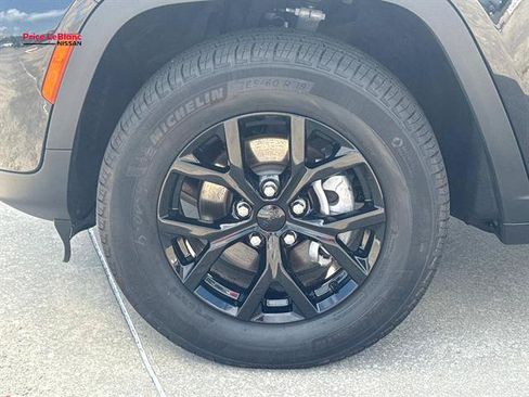 Used 2025 Jeep Grand Cherokee Altitude AWD/4WD image 4