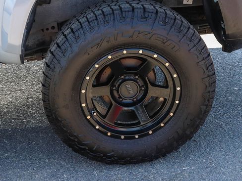 Used 2018 Toyota Tacoma TRD Sport w/ Technology Package RWD image 7