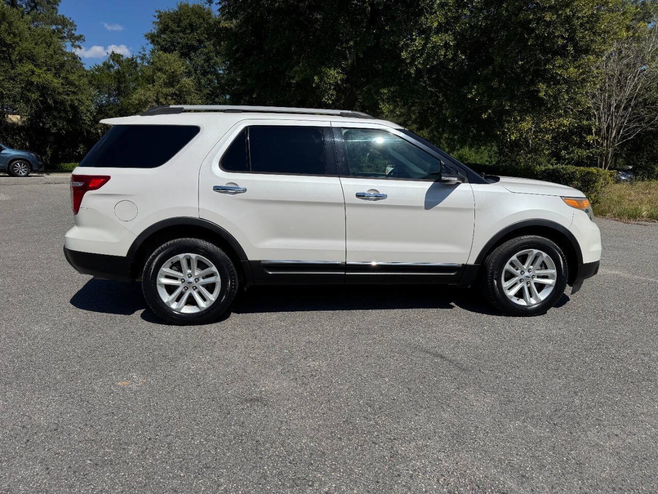Used 2014 Ford Explorer XLT w/ Equipment Group 202A AWD/4WD image 7