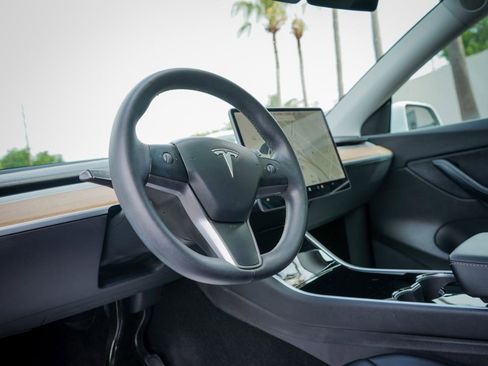 Used 2021 Tesla Model Y Long Range image 9