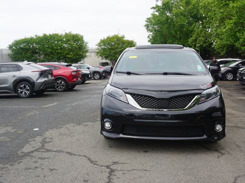 Used 2017 Toyota Sienna SE w/ SE Preferred Package FWD image 2