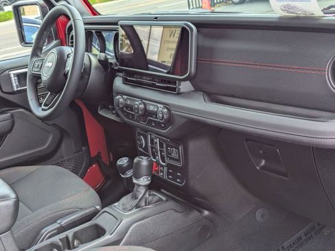 Used 2025 Jeep Wrangler Unlimited Rubicon image 31