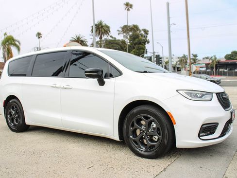 Used 2023 Chrysler Pacifica Limited w/ S Appearance Package FWD image 8