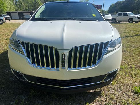 Used 2013 Lincoln MKX FWD image 3