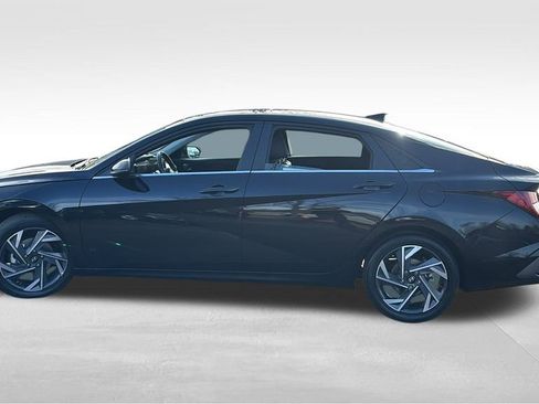 Used 2025 Hyundai Elantra Limited image 4