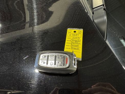 Used 2025 Chrysler Pacifica Select FWD image 46