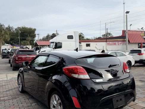 Used 2013 Hyundai Veloster w/ Style Pkg image 6