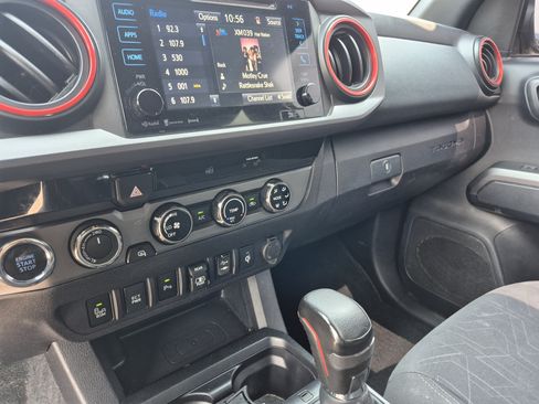 Used 2018 Toyota Tacoma TRD Off-Road w/ Technology Package AWD/4WD image 11