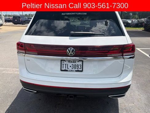 Used 2024 Volkswagen Atlas SE w/ Panoramic Sunroof Package FWD image 3