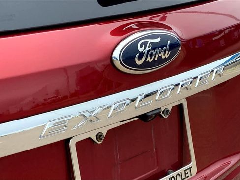 Used 2015 Ford Explorer XLT w/ Equipment Group 202B image 30