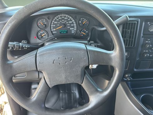 Used 2006 Chevrolet Express 1500 Passenger RWD image 13