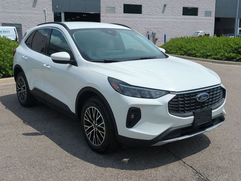 Used 2024 Ford Escape SE image 2