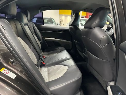 Used 2018 Toyota Camry XLE image 25