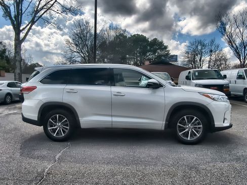 Used 2017 Toyota Highlander XLE image 9